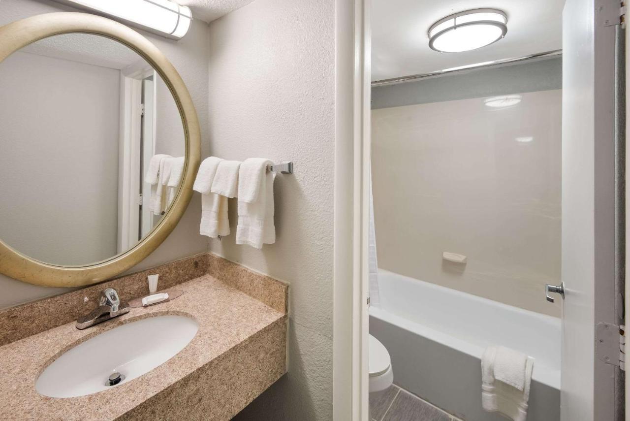 Clarion Pointe Indianapolis Northeast Hotel Castleton Kültér fotó