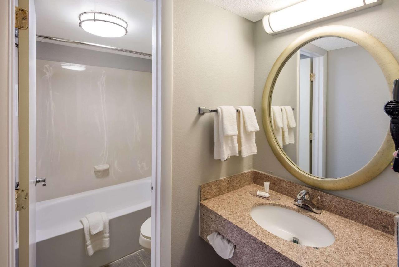 Clarion Pointe Indianapolis Northeast Hotel Castleton Kültér fotó